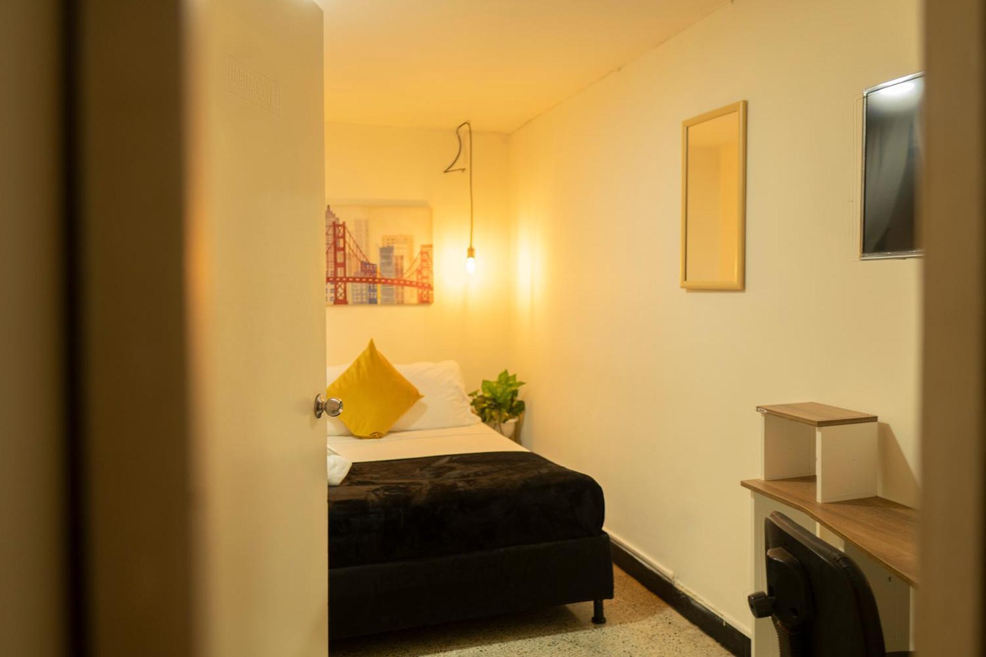 Africa House-Casa Hotel Laureles-La70 Меделин Екстериор снимка