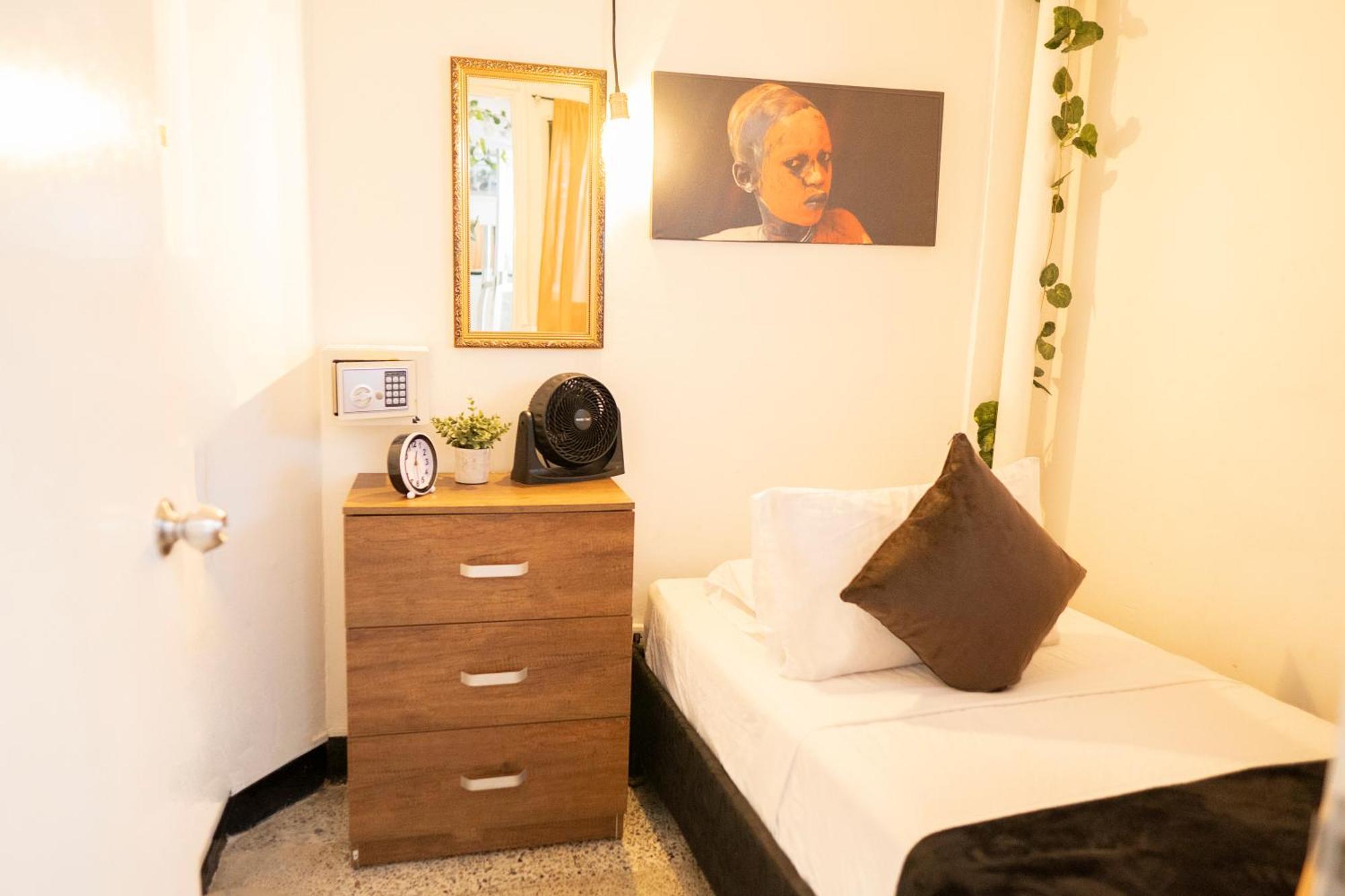 Africa House-Casa Hotel Laureles-La70 Меделин Екстериор снимка