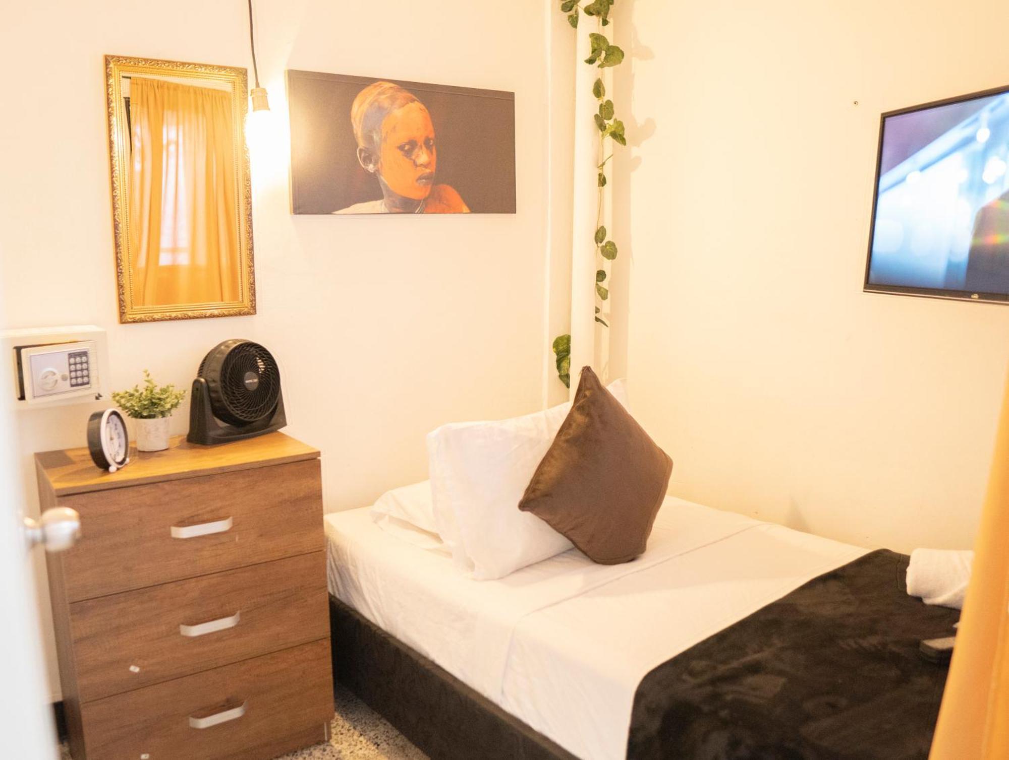 Africa House-Casa Hotel Laureles-La70 Меделин Екстериор снимка