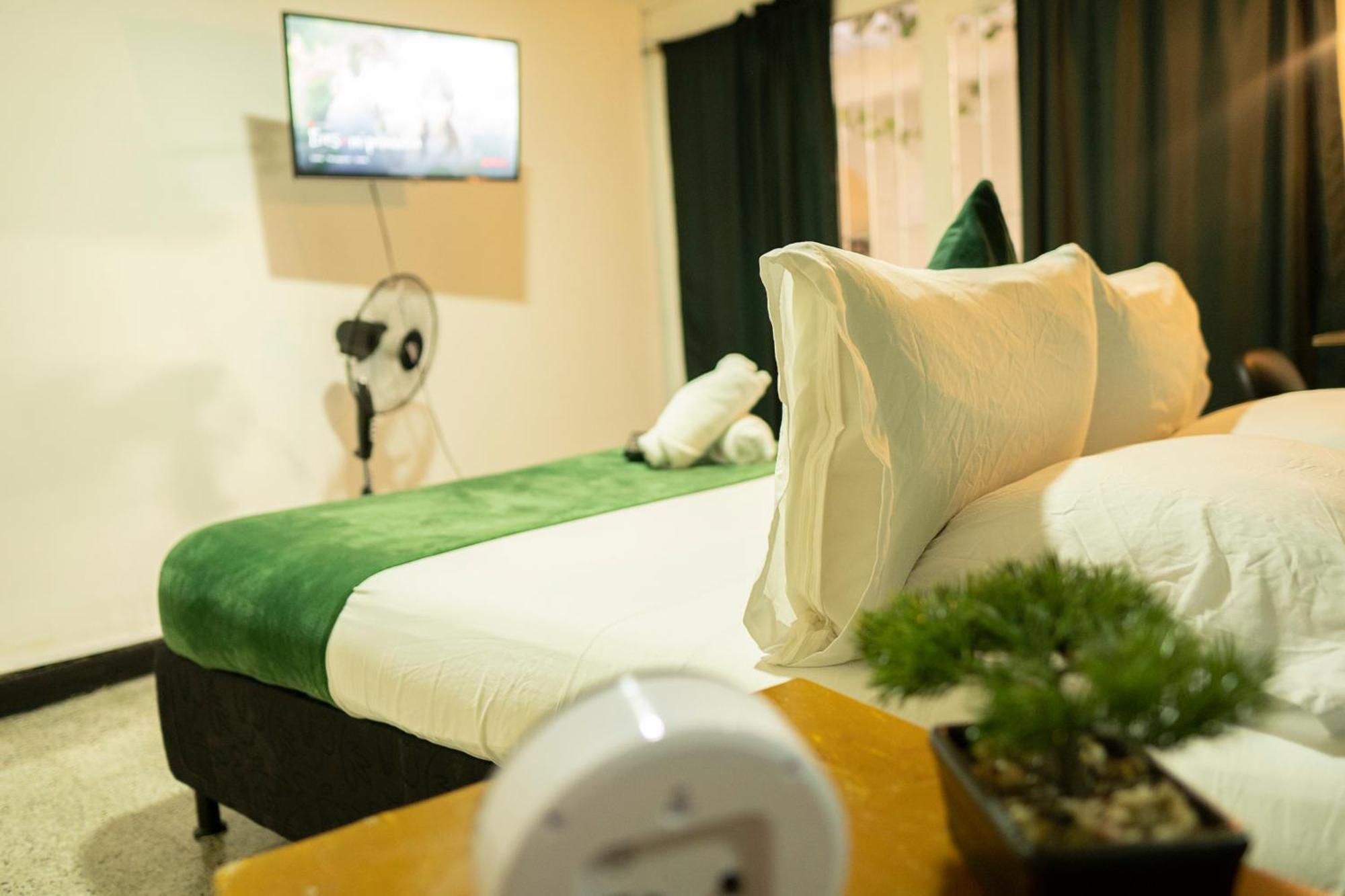Africa House-Casa Hotel Laureles-La70 Меделин Екстериор снимка