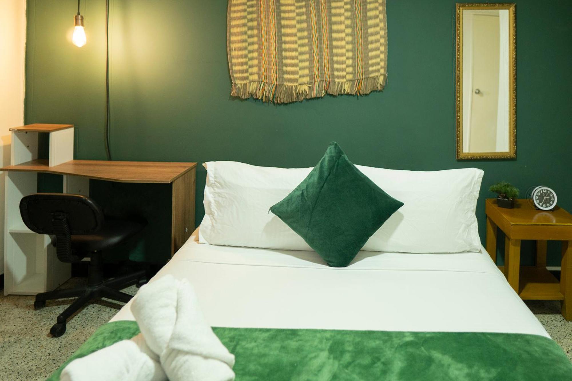 Africa House-Casa Hotel Laureles-La70 Меделин Екстериор снимка