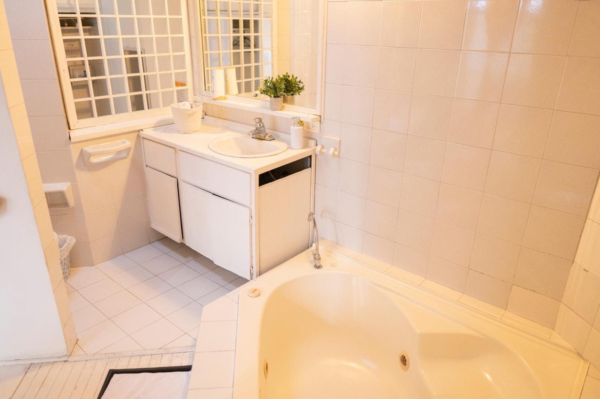 Africa House-Casa Hotel Laureles-La70 Меделин Екстериор снимка
