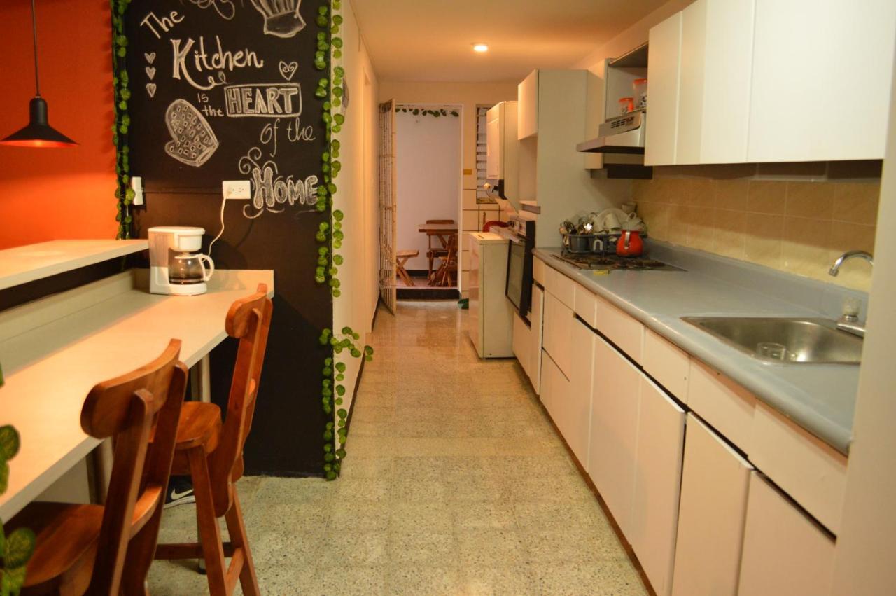 Africa House-Casa Hotel Laureles-La70 Меделин Екстериор снимка