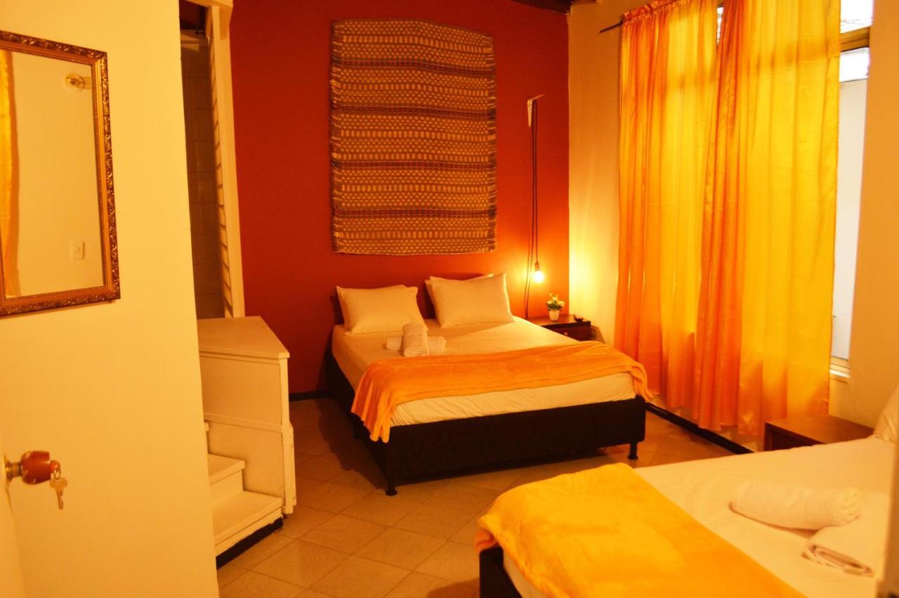 Africa House-Casa Hotel Laureles-La70 Меделин Екстериор снимка